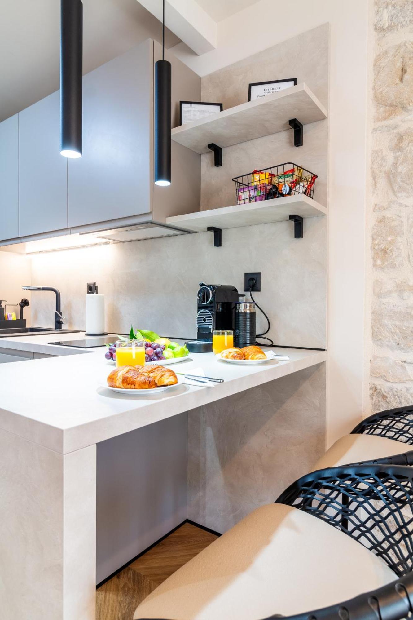 Apartment Centre In Stone House สปลิท ภายนอก รูปภาพ
