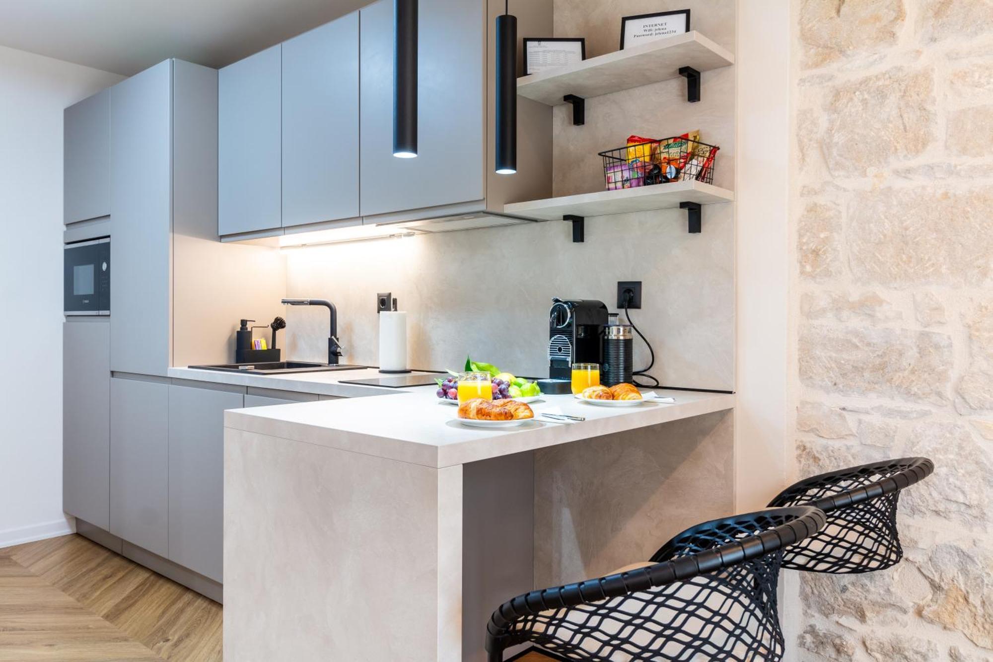 Apartment Centre In Stone House สปลิท ภายนอก รูปภาพ