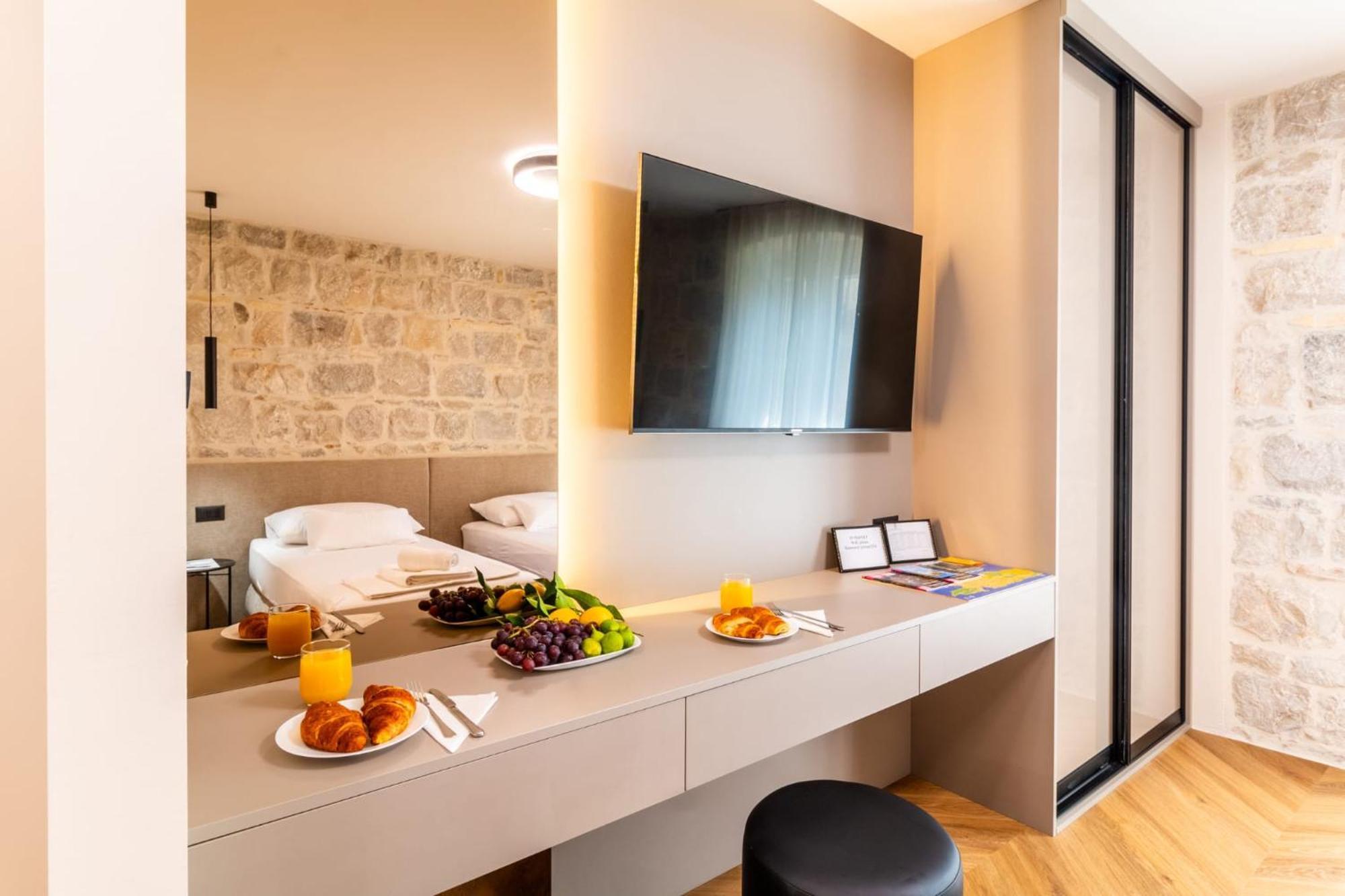 Apartment Centre In Stone House สปลิท ภายนอก รูปภาพ